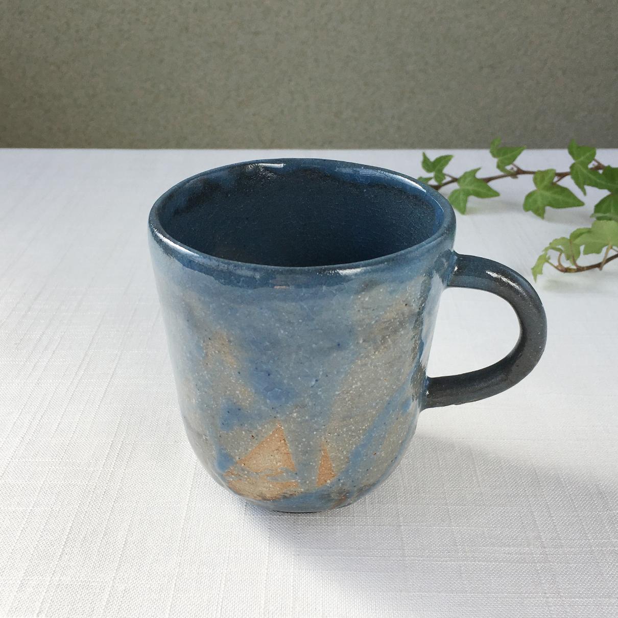 青と黒のマグカップ